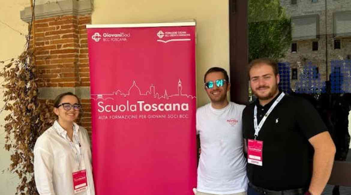 Giulia Calisti, Andrea Pressendo, Enrico Di Francesco All'ingresso Della Scuola Toscana