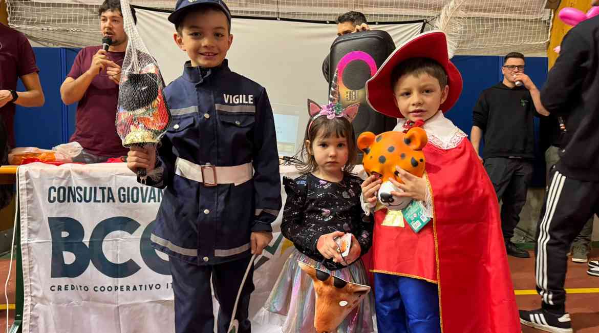 Bambini Travestiti Da Poliziotto, Unicorno E Moschettiere