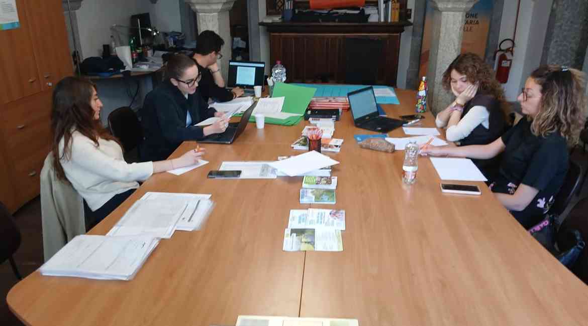 Il Direttivo Di Youth Bank E Della Consulta Durante L Analisi Dei Progetti