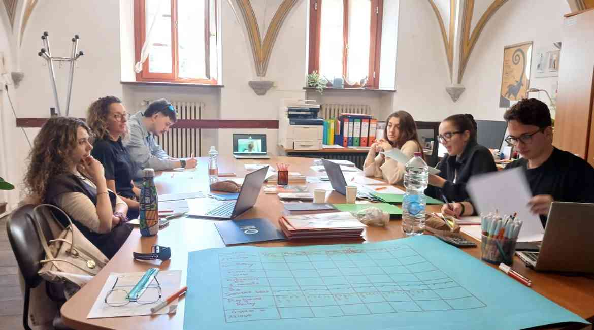 Il Direttivo Di Youth Bank E Della Consulta Giovani Durante Le Votazioni