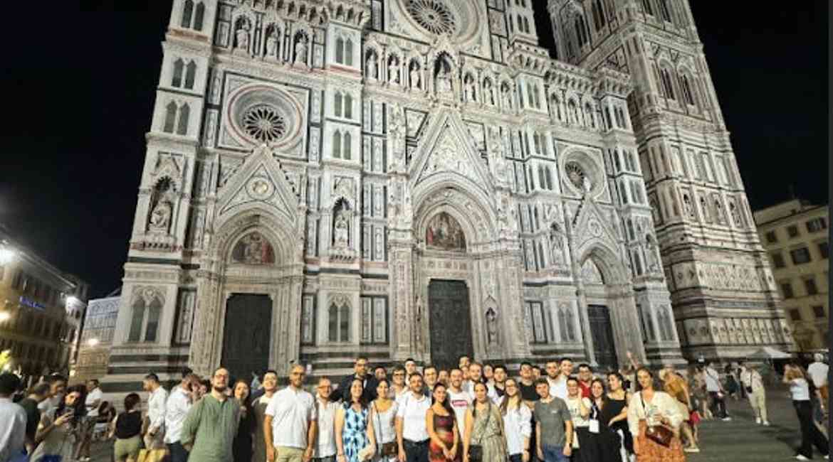 Partecipanti Alla Scuola Toscana Davanti Alla Cattedrale Santa Maria Del Fiore