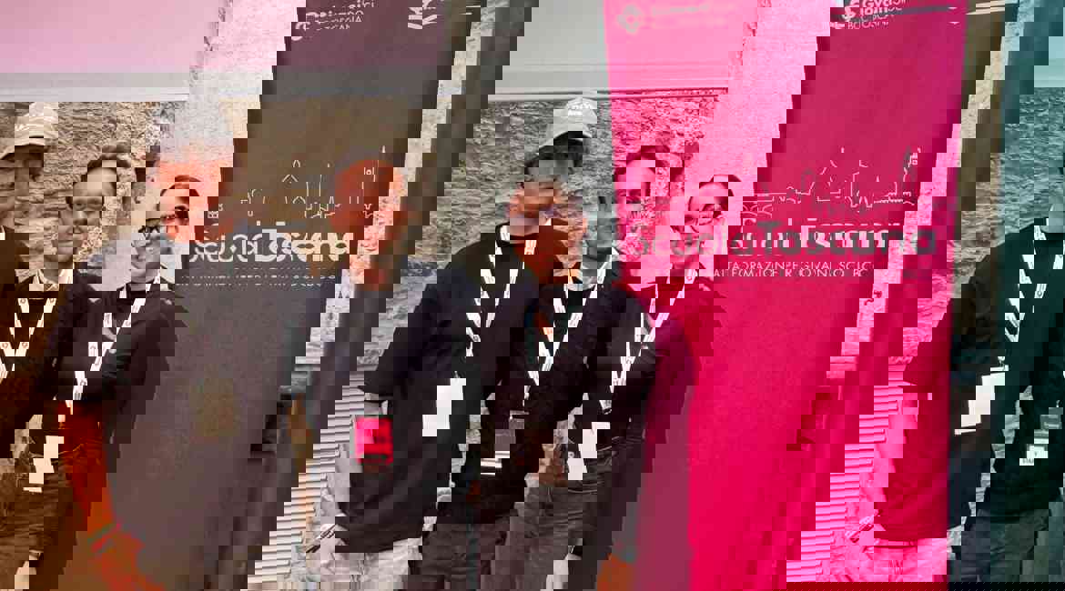 Scuola Toscana Foto Di Gruppo Davanti Al Cartellone