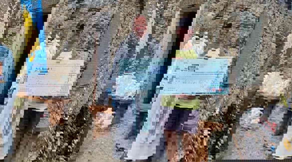 Andrea Pressendo Durante La Consegna Dell'assegno Al Parroco