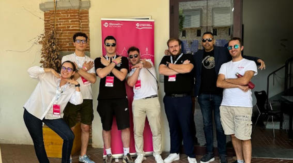 Gruppo Di Ragazzi All'ingresso Della Scuola Toscana