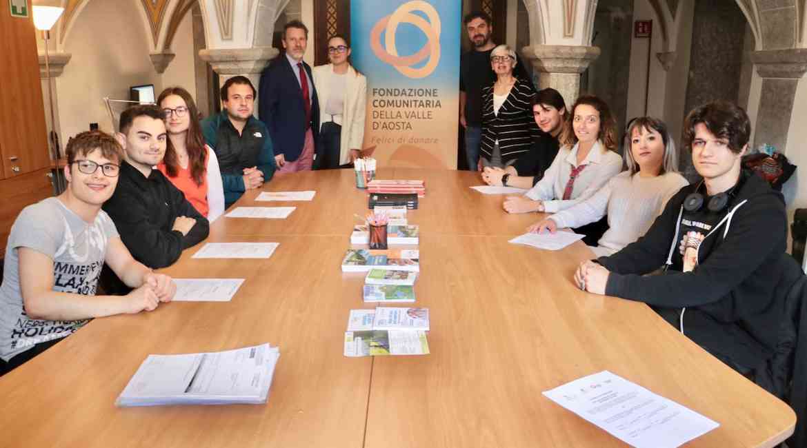 I Ragazzi Vincitori Del Bando Youth Bank, Assieme Al Comitato Decisionale